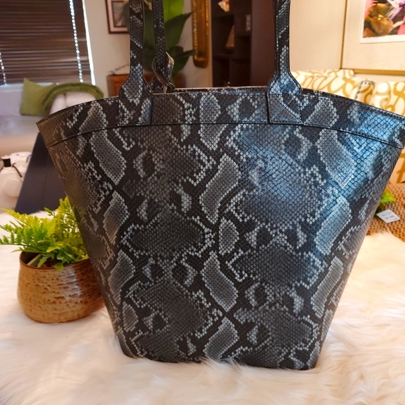Sam Edelman: Malibu Grey Python Snake Print Bucket Bag: NWT. - Picture 8 of 10